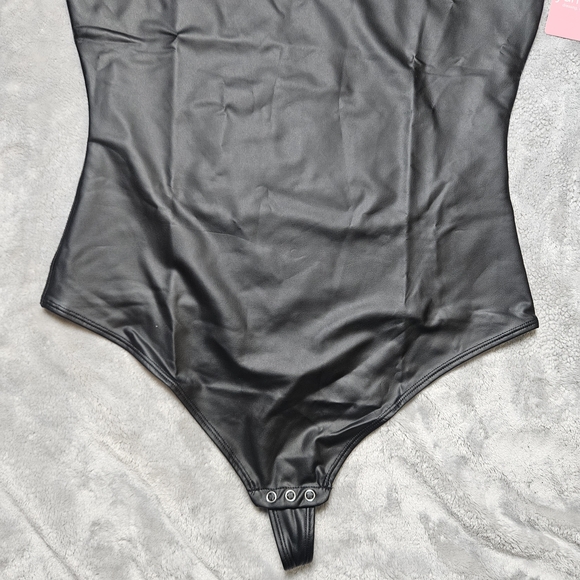 Yummie Faux Leather Thong Bodysuit Women’s Large Black Shapewear Stretch NWT - Picture 3 of 9
